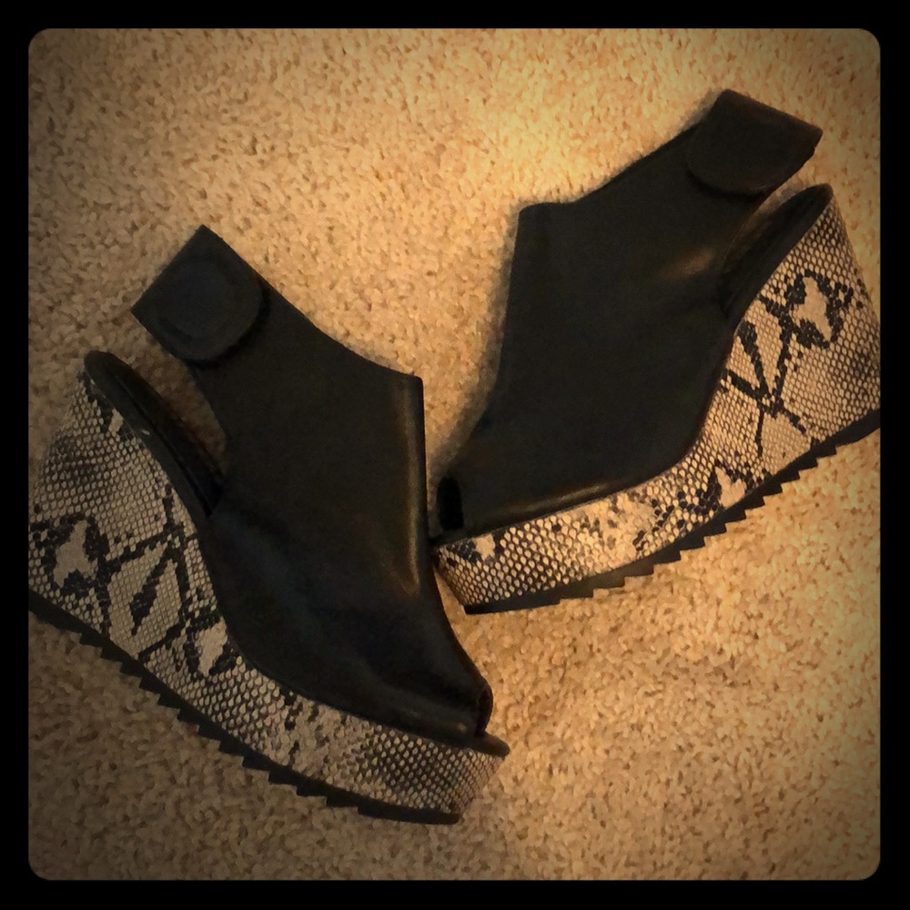 Black wedges